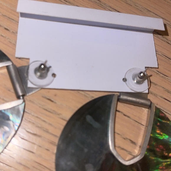 Kendra Scott brown mother of pearl disc earrings, comes w/pink fabric bag shown. - Picture 4 of 5